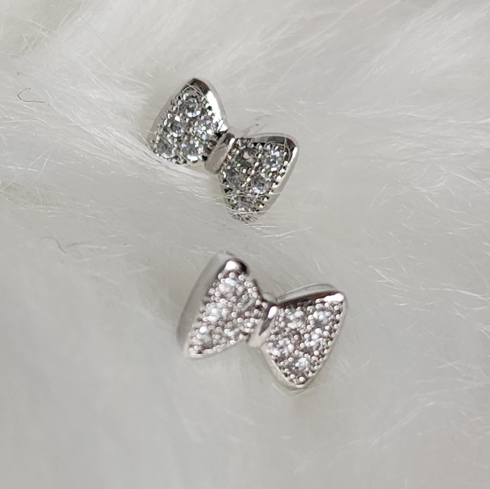 925 Sterling Bow Simulated diamonds Beautiful Stud Earrings - Picture 5 of 5
